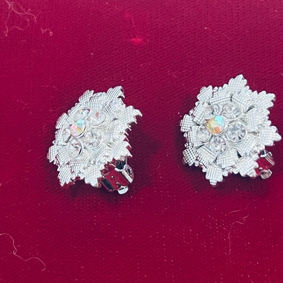 Vintage silver rhinestone Flower snowflake earrings - Picture 2 of 3